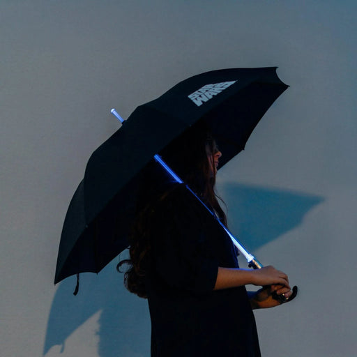 Canopée noire de parapluie avec poignée en forme de sabre laser bleu brillant